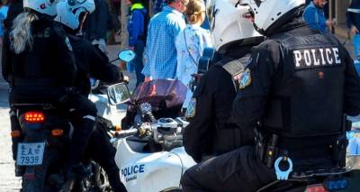 &Mu;&epsilon;&nu;ί&delta;&iota;: &laquo;&Upsilon;&pi;ό&tau;&rho;&omicron;&pi;&omicron;&sigmaf;&raquo; &omicron; &alpha;&sigma;&tau;&upsilon;&nu;&omicron;&mu;&iota;&kappa;ό&sigmaf; &pi;&omicron;&upsilon; &chi;&tau;ύ&pi;&eta;&sigma;&epsilon; &tau;&omicron;&nu; 11&chi;&rho;&omicron;&nu;&omicron; | &Epsilon;ί&chi;&epsilon; &beta;&iota;&alpha;&iota;&omicron;&pi;&rho;&alpha;&gamma;ή&sigma;&epsilon;&iota; &kappa;&alpha;&iota; &sigma;&tau;&omicron; &pi;&alpha;&rho;&epsilon;&lambda;&theta;ό&nu; (video)