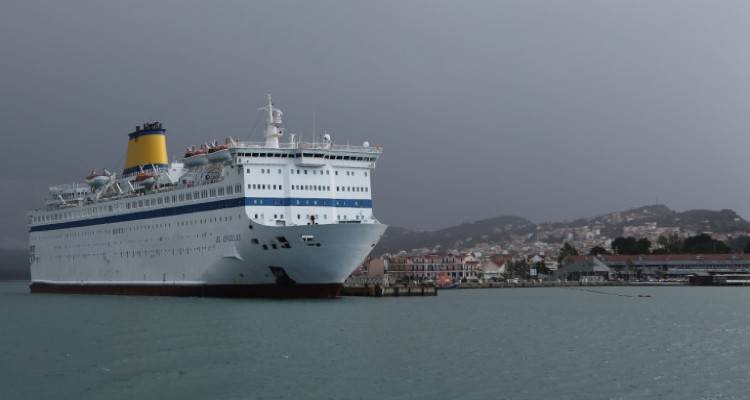 «Θρίλερ» με το πλοίο «Ελ. Βενιζέλος»: Πληροφορίες για 120 κρούσματα κορωνοϊού