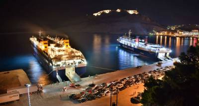 &Phi;&omega;&tau;&omicron;: &Theta;&alpha;&nu;ά&sigma;&eta;&sigmaf; &Lambda;&alpha;&mu;&pi;&rho;&omicron;ύ&delta;&eta;&sigmaf; 