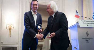 &Beta;&rho;&alpha;&beta;&epsilon;ύ&tau;&eta;&kappa;&epsilon; &omicron; &Tau;&sigma;ί&pi;&rho;&alpha;&sigmaf; &sigma;&tau;&omicron; &Pi;&alpha;&rho;ί&sigma;&iota; &gamma;&iota;&alpha; &tau;&omicron; &pi;&omicron;&lambda;&iota;&tau;&iota;&kappa;ό &sigma;&theta;έ&nu;&omicron;&sigmaf;: &laquo;&Tau;&omicron; &beta;&rho;&alpha;&beta;&epsilon;ί&omicron; &alpha;&nu;ή&kappa;&epsilon;&iota; &sigma;&tau;&omicron;&nu; &epsilon;&lambda;&lambda;&eta;&nu;&iota;&kappa;ό &lambda;&alpha;ό&raquo;