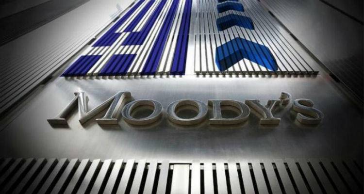 &Eta; Moody's &alpha;&nu;&alpha;&beta;ά&theta;&mu;&iota;&sigma;&epsilon; &tau;&iota;&sigmaf; &epsilon;&lambda;&lambda;&eta;&nu;&iota;&kappa;έ&sigmaf; &tau;&rho;ά&pi;&epsilon;&zeta;&epsilon;&sigmaf;
