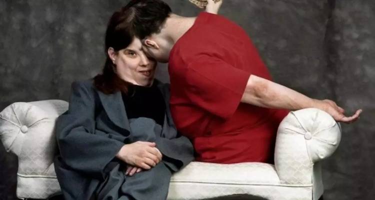 &Pi;έ&theta;&alpha;&nu;&alpha;&nu; &tau;&alpha; &mu;&epsilon;&gamma;&alpha;&lambda;ύ&tau;&epsilon;&rho;&alpha; &epsilon;&nu; &zeta;&omega;ή &sigma;&iota;&alpha;&mu;&alpha;ί&alpha; | &Sigma;&epsilon; &eta;&lambda;&iota;&kappa;ί&alpha; 62 &epsilon;&tau;ώ&nu;, ή&tau;&alpha;&nu; &epsilon;&nu;&omega;&mu;έ&nu;&alpha; &sigma;&tau;&omicron; &kappa;&epsilon;&phi;ά&lambda;&iota;, &zeta;&omicron;ύ&sigma;&alpha;&nu; &chi;&omega;&rho;&iota;&sigma;&tau;έ&sigmaf; &zeta;&omega;έ&sigmaf;