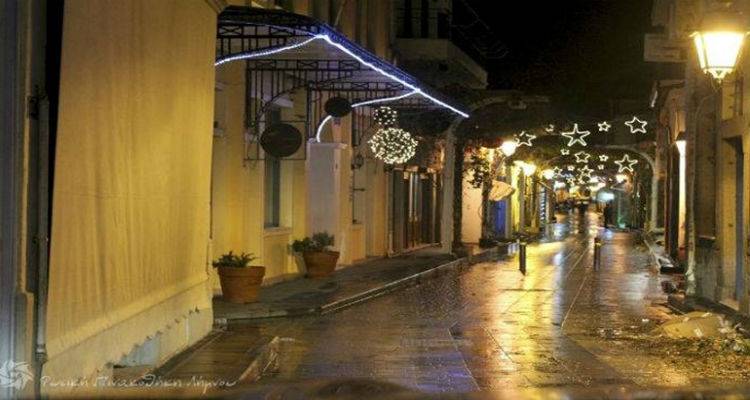 Σε Χριστουγεννιάτικους ρυθμούς η αγορά της Μύρινας | Ανοιχτά και τις Κυριακές