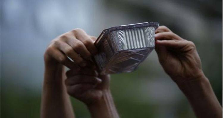 &Delta;&omega;&rho;&epsilon;ά 750.000 &epsilon;&upsilon;&rho;ώ &gamma;&iota;&alpha; &tau;&eta;&nu; &alpha;&nu;&tau;&iota;&mu;&epsilon;&tau;ώ&pi;&iota;&sigma;&eta; &tau;&eta;&sigmaf; &pi;&rho;&omicron;&sigma;&phi;&upsilon;&gamma;&iota;&kappa;ή&sigmaf; &kappa;&rho;ί&sigma;&eta;&sigmaf; &sigma;&tau;&eta;&nu; &Epsilon;&lambda;&lambda;ά&delta;&alpha;