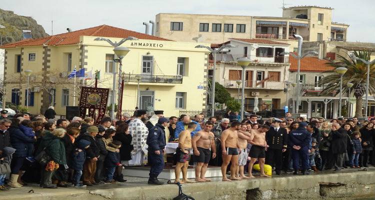 Πραγματοποιήθηκε ο Αγιασμός των υδάτων στη Μύρινα (photos)