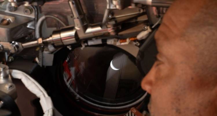 Artemis II: &Eta; &omicron;&lambda;&iota;&kappa;ή έ&kappa;&lambda;&epsilon;&iota;&psi;&eta; &Eta;&lambda;ί&omicron;&upsilon; &pi;ί&sigma;&omega; &alpha;&pi;ό &tau;&eta; &Sigma;&epsilon;&lambda;ή&nu;&eta; &kappa;&alpha;&iota; &eta; &epsilon;&pi;&alpha;&nu;&alpha;&sigma;ύ&nu;&delta;&epsilon;&sigma;&eta; &tau;&omicron;&upsilon; Orion &mu;&epsilon; &tau;&eta; &Gamma;&eta; &mu;&epsilon;&tau;ά &alpha;&pi;ό 40 &lambda;&epsilon;&pi;&tau;ά &laquo;&sigma;&iota;&omega;&pi;ή&sigmaf;&raquo;, &delta;&epsilon;ί&tau;&epsilon; &beta;ί&nu;&tau;&epsilon;&omicron;