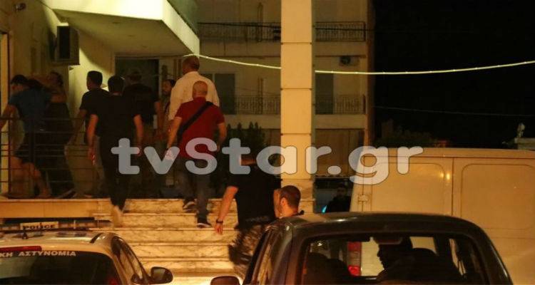 &Sigma;&tau;&eta; &Lambda;&alpha;&mu;ί&alpha; &omicron; &kappa;&rho;&epsilon;&omicron;&pi;ώ&lambda;&eta;&sigmaf; &pi;&omicron;&upsilon; &sigma;&kappa;ό&tau;&omega;&sigma;&epsilon; &tau;&eta; 13&chi;&rho;&omicron;&nu;&eta; &sigma;&tau;&eta;&nu; Ά&mu;&phi;&iota;&sigma;&sigma;&alpha;: &Kappa;&rho;&upsilon;&beta;ό&tau;&alpha;&nu; &sigma;&tau;&omicron; &beta;&omicron;&upsilon;&nu;ό