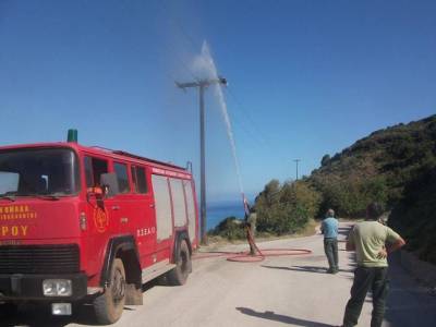 &Phi;&omega;&tau;&iota;ά &alpha;&pi;ό &kappa;&omicron;&lambda;ώ&nu;&alpha; &tau;&eta;&sigmaf; &Delta;&Epsilon;&Eta; &epsilon;&chi;&theta;έ&sigmaf; &sigma;&tau;&eta; &Lambda;ή&mu;&nu;&omicron;