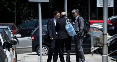 &Sigma;&tau;&eta;&nu; &laquo;&kappa;&rho;&eta;&sigma;ά&rho;&alpha;&raquo; &tau;&omega;&nu; &theta;&epsilon;&sigma;&mu;ώ&nu; &delta;&eta;&mu;&omicron;&sigma;&iota;&omicron;&nu;&omicron;&mu;&iota;&kappa;ό&sigmaf; &chi;ώ&rho;&omicron;&sigmaf; &kappa;&alpha;&iota; &pi;&alpha;&rho;&omicron;&chi;έ&sigmaf;