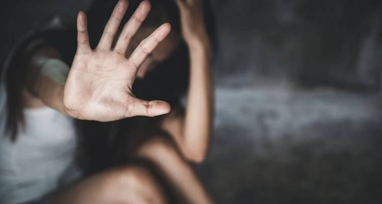 &Sigma;&omicron;&kappa; &mu;&epsilon; &tau;&omicron;&nu; &pi;&alpha;&tau;έ&rho;&alpha; &sigma;&tau;&eta; &Sigma;&kappa;ύ&rho;&omicron; &pi;&omicron;&upsilon; &alpha;&sigma;&epsilon;&lambda;&gamma;&omicron;ύ&sigma;&epsilon; &sigma;&tau;&iota;&sigmaf; &delta;ύ&omicron; &kappa;ό&rho;&epsilon;&sigmaf; &tau;&omicron;&upsilon; -&laquo;&Alpha;&pi;&epsilon;&iota;&lambda;&epsilon;ί &kappa;&alpha;&iota; &epsilon;&kappa;&phi;&omicron;&beta;ί&zeta;&epsilon;&iota; &gamma;&iota;&alpha;&tau;ί &tau;&omicron;&nu; &kappa;&alpha;&tau;ή&gamma;&gamma;&epsilon;&iota;&lambda;&alpha;&nu;&raquo;