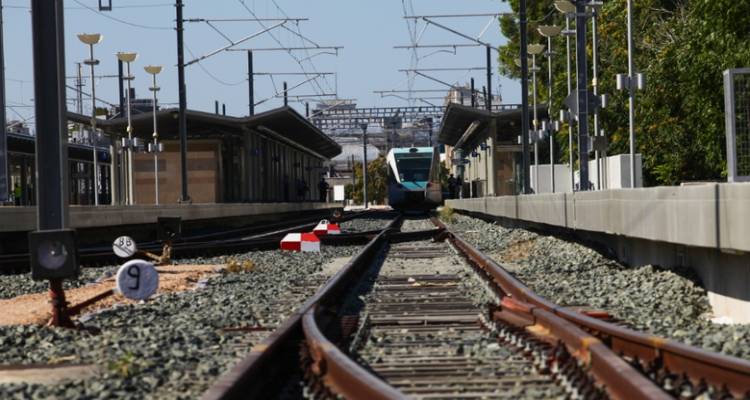 &Tau;&rho;&alpha;&gamma;&omega;&delta;ί&alpha; &sigma;&tau;&alpha; &Tau;&rho;ί&kappa;&alpha;&lambda;&alpha; | &Tau;&rho;έ&nu;&omicron; &pi;&alpha;&rho;έ&sigma;&upsilon;&rho;&epsilon; &kappa;&alpha;&iota; &delta;&iota;&alpha;&mu;έ&lambda;&iota;&sigma;&epsilon; ά&nu;&delta;&rho;&alpha;