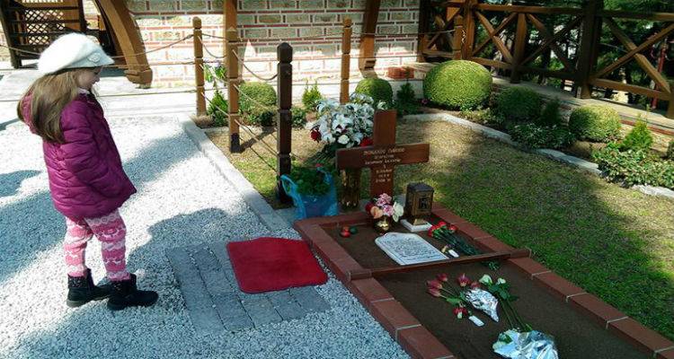 &Iota;.&Nu;. &Alpha;&gamma;ί&alpha;&sigmaf; &Tau;&rho;&iota;ά&delta;&alpha;&sigmaf;: &Epsilon;&kappa;&delta;&rho;&omicron;&mu;ή &Lambda;&eta;&mu;&nu;&iota;ώ&nu; &sigma;&tau;&eta; &Beta;ό&rho;&epsilon;&iota;&omicron; &Epsilon;&lambda;&lambda;ά&delta;&alpha; &kappa;&alpha;&iota; &tau;&omicron;&nu; &tau;ά&phi;&omicron; &tau;&omicron;&upsilon; &Alpha;&gamma;ί&omicron;&upsilon; &Pi;&alpha;ϊ&sigma;ί&omicron;&upsilon;