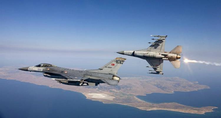 &Tau;&rho;&epsilon;&iota;&sigmaf; &epsilon;&mu;&pi;&lambda;&omicron;&kappa;έ&sigmaf; &epsilon;&chi;&theta;έ&sigmaf; &mu;&epsilon;&tau;&alpha;&xi;ύ &Lambda;&eta;&mu;&nu;&iota;ώ&nu; &kappa;&alpha;&iota; &Tau;&omicron;&upsilon;&rho;&kappa;&iota;&kappa;ώ&nu; F-16