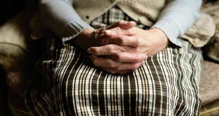 Έστησαν παγίδα σε ηλικιωμένη στη Λήμνο για να της πάρουν τα χρυσαφικά