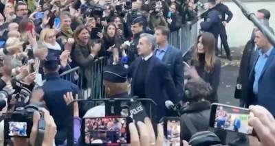 &Sigma;&tau;&eta; &phi;&upsilon;&lambda;&alpha;&kappa;ή &omicron; &Sigma;&alpha;&rho;&kappa;&omicron;&zeta;ί -&Sigma;ό&omicron;&upsilon; &alpha;&pi;ό &phi;&alpha;&nu; &tau;&omicron;&upsilon; &pi;&omicron;&upsilon; &tau;&omicron;&nu; &chi;&epsilon;&iota;&rho;&omicron;&kappa;&rho;&omicron;&tau;&omicron;ύ&sigma;&alpha;&nu;, &tau;&omicron;&nu; &kappa;&rho;&alpha;&tau;&omicron;ύ&sigma;&epsilon; &alpha;&pi;ό &tau;&omicron; &chi;έ&rho;&iota; &eta; &Mu;&pi;&rho;&omicron;ύ&nu;&iota; [&beta;ί&nu;&tau;&epsilon;&omicron;]