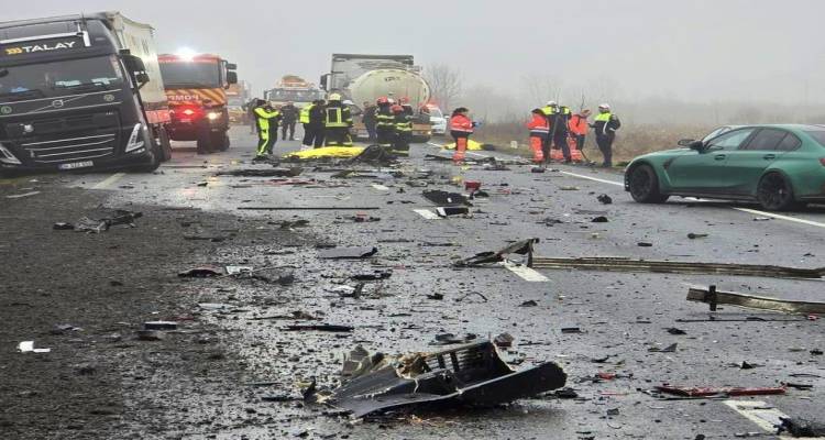 &Tau;&rho;&alpha;&gamma;&omega;&delta;ί&alpha; &sigma;&tau;&omicron; &Tau;&iota;&mu;ί&sigmaf;: &Upsilon;&pi;ό &tau;&eta;&nu; &epsilon;&pi;ή&rho;&epsilon;&iota;&alpha; &kappa;&omicron;&kappa;&alpha;ΐ&nu;&eta;&sigmaf;, &kappa;ά&nu;&nu;&alpha;&beta;&eta;&sigmaf; &kappa;&alpha;&iota; &alpha;&lambda;&kappa;&omicron;ό&lambda; &omicron; Έ&lambda;&lambda;&eta;&nu;&alpha;&sigmaf; &omicron;&delta;&eta;&gamma;ό&sigmaf; &tau;&omicron;&upsilon; &mu;&omicron;&iota;&rho;&alpha;ί&omicron;&upsilon; &beta;&alpha;&nu;