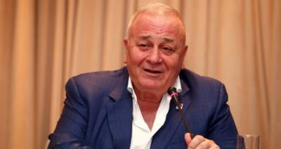 &Mu;&pi;&omicron;ύ&mu;&pi;&omicron;&upsilon;&rho;&alpha;&sigmaf;: &laquo;&Eta; &Lambda;ή&mu;&nu;&omicron;&sigmaf; &nu;&alpha; &gamma;ί&nu;&epsilon;&iota; &xi;&alpha;&kappa;&omicron;&upsilon;&sigma;&tau;ή &sigma;&epsilon; ό&lambda;&omicron; &tau;&omicron;&nu; &kappa;ό&sigma;&mu;&omicron;!&raquo;