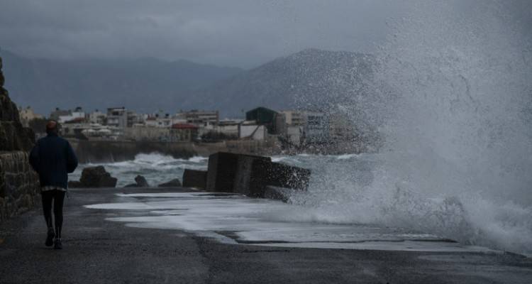 Η κακοκαιρία «χτύπησε» τα νησιά: Βυθίστηκαν στο σκοτάδι Ανδρος και Τήνος | Χιόνισε στη Λέσβο
