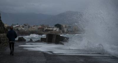 &Eta; &kappa;&alpha;&kappa;&omicron;&kappa;&alpha;&iota;&rho;ί&alpha; &laquo;&chi;&tau;ύ&pi;&eta;&sigma;&epsilon;&raquo; &tau;&alpha; &nu;&eta;&sigma;&iota;ά: &Beta;&upsilon;&theta;ί&sigma;&tau;&eta;&kappa;&alpha;&nu; &sigma;&tau;&omicron; &sigma;&kappa;&omicron;&tau;ά&delta;&iota; &Alpha;&nu;&delta;&rho;&omicron;&sigmaf; &kappa;&alpha;&iota; &Tau;ή&nu;&omicron;&sigmaf; | &Chi;&iota;ό&nu;&iota;&sigma;&epsilon; &sigma;&tau;&eta; &Lambda;έ&sigma;&beta;&omicron;