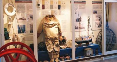 &Pi;&rho;&omega;&tau;ό&tau;&upsilon;&pi;&alpha; &mu;&omicron;&upsilon;&sigma;&epsilon;ί&alpha; &sigma;&epsilon; &kappa;&alpha;&lambda;&omicron;&kappa;&alpha;&iota;&rho;&iota;&nu;&omicron;ύ&sigmaf; &pi;&rho;&omicron;&omicron;&rho;&iota;&sigma;&mu;&omicron;ύ&sigmaf;: &Mu;&omicron;&upsilon;&sigma;&epsilon;ί&omicron; &Nu;&alpha;&upsilon;&tau;&iota;&kappa;ή&sigmaf; &Pi;&alpha;&rho;ά&delta;&omicron;&sigma;&eta;&sigmaf; &kappa;&alpha;&iota; &Sigma;&pi;&omicron;&gamma;&gamma;&alpha;&lambda;&iota;&epsilon;ί&alpha;&sigmaf; &sigma;&tau;&eta; &Lambda;ή&mu;&nu;&omicron;