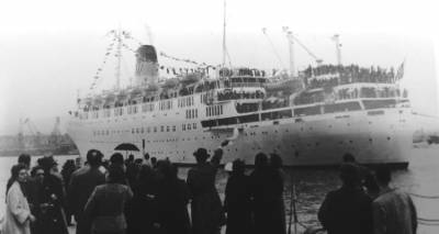 &Eta; &Omicron;.&Lambda;.&Sigma;&Upsilon; &pi;&alpha;&rho;&omicron;&upsilon;&sigma;&iota;ά&zeta;&epsilon;&iota;: &laquo;&Eta; &mu;&epsilon;&tau;&alpha;&nu;ά&sigma;&tau;&epsilon;&upsilon;&sigma;&eta; &tau;&omega;&nu; &Lambda;&eta;&mu;&nu;ί&omega;&nu; &kappa;&alpha;&iota; &tau;&omicron; &lambda;&iota;&mu;ά&nu;&iota; &tau;&omicron;&upsilon; &Pi;&epsilon;&iota;&rho;&alpha;&iota;ά&raquo;