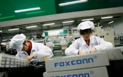 &Tau;&rho;&epsilon;&iota;&sigmaf; &nu;έ&epsilon;&sigmaf; &alpha;&upsilon;&tau;&omicron;&kappa;&tau;&omicron;&nu;ί&epsilon;&sigmaf; &sigma;&epsilon; &epsilon;&rho;&gamma;&omicron;&sigma;&tau;ά&sigma;&iota;&omicron; &tau;&eta;&sigmaf; Foxconn &sigma;&tau;&eta;&nu; &Kappa;ί&nu;&alpha;