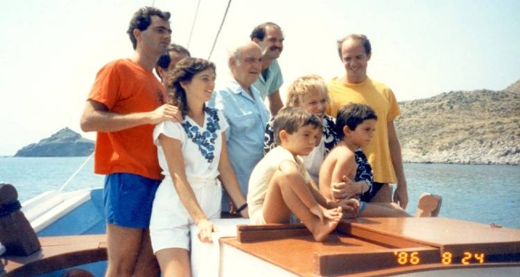 Λήμνος, 24/8/1986. Μια ιστορική φωτογραφία από την επίσκεψη της οικογένειας Παπανδρέου στη Λήμνο, κατά τη διάρκεια της στρατιωτικής θητείας του Νίκου. Διακρίνονται από αριστερά ο Νίκος, η Σοφία, ο Θεόδωρος Κατσανέβας, ο αείμνηστος Ανδρέας Παπανδρέου, ο Γιώργος, ο Αντρίκος, η μητέρα τους Μαργαρίτα και τα δύο εγγόνια της, Ανδρέας και Ανδρέας
