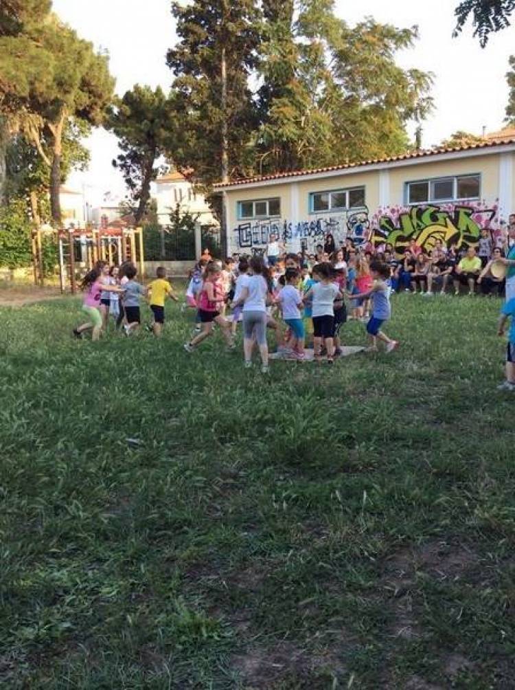 &Mu;&epsilon; &alpha;&theta;&lambda;&omicron;&pi;&alpha;&iota;&delta;&iota;έ&sigmaf; &alpha;&pi;&omicron;&chi;&alpha;&iota;&rho;έ&tau;&eta;&sigma;&epsilon; &tau;&eta; &sigma;&chi;&omicron;&lambda;&iota;&kappa;ή &chi;&rho;&omicron;&nu;&iota;ά &tau;&omicron; &Pi;&alpha;&rho;&iota;&sigma;ί&delta;&epsilon;&iota;&omicron; &Nu;&eta;&pi;&iota;&alpha;&gamma;&omega;&gamma;&epsilon;ί&omicron; &tau;&eta;&sigmaf; &Mu;ύ&rho;&iota;&nu;&alpha;&sigmaf; (photos)