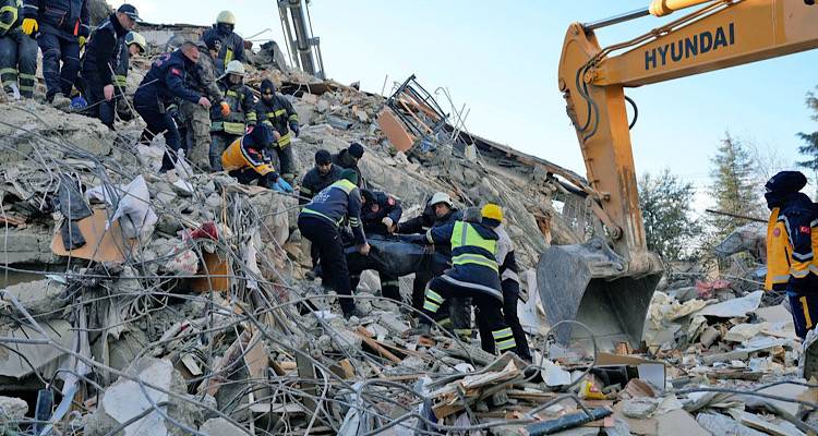 Τουρκία: Η ΕΜΑΚ έκανε ξανά το θαύμα της - Απεγκλώβισε ζωντανή την 20χρονη Αϊρίν