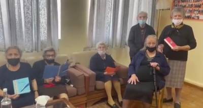 &Lambda;ή&mu;&nu;&omicron;&sigmaf;: &Omicron;&iota; &mu;&alpha;&theta;&eta;&tau;έ&sigmaf; &tau;&omicron;&upsilon; &Epsilon;.&Epsilon;.&Epsilon;.&Epsilon;&Kappa; &Rho;&epsilon;&pi;&alpha;&nu;&iota;&delta;ί&omicron;&upsilon; &kappa;&omicron;&nu;&tau;ά &sigma;&tau;&omicron;&upsilon;&sigmaf; &omega;&phi;&epsilon;&lambda;&omicron;ύ&mu;&epsilon;&nu;&omicron;&upsilon;&sigmaf; &tau;&omicron;&upsilon; &Kappa;&Eta;&Phi;&Eta;