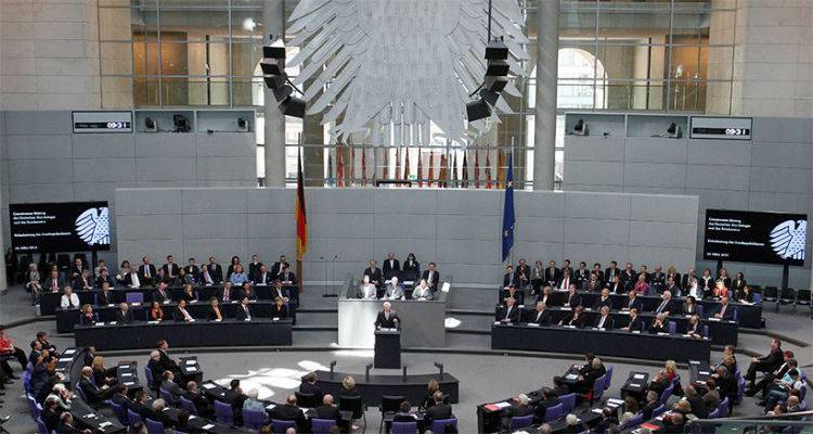 &Gamma;&epsilon;&rho;&mu;&alpha;&nu;&iota;&kappa;έ&sigmaf; &epsilon;&kappa;&lambda;&omicron;&gamma;έ&sigmaf;: &Pi;ύ&rho;&rho;&epsilon;&iota;&omicron;&sigmaf; &nu;ί&kappa;&eta; &Mu;έ&rho;&kappa;&epsilon;&lambda;, &sigma;&upsilon;&nu;&tau;&rho;&iota;&beta;ή &Sigma;&omicron;&upsilon;&lambda;&tau;&sigmaf;, &laquo;έ&kappa;&rho;&eta;&xi;&eta;&raquo; &tau;&eta;&sigmaf; &alpha;&kappa;&rho;&omicron;&delta;&epsilon;&xi;&iota;ά&sigmaf;