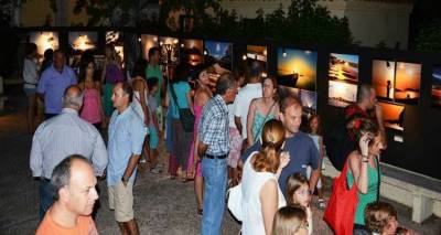 &Mu;&pi;&lambda;&epsilon; | Έ&kappa;&theta;&epsilon;&sigma;&eta; &Phi;&omega;&tau;&omicron;&gamma;&rho;&alpha;&phi;ί&alpha;&sigmaf; &sigma;&tau;&eta; &Lambda;ή&mu;&nu;&omicron; &alpha;&pi;ό &tau;&alpha; &mu;έ&lambda;&eta; &tau;&eta;&sigmaf; &Phi;&omega;&tau;&omicron;&gamma;&rho;&alpha;&phi;&iota;&kappa;ή&sigmaf; &Omicron;&mu;ά&delta;&alpha;&sigmaf; &Lambda;ή&mu;&nu;&omicron;&upsilon;