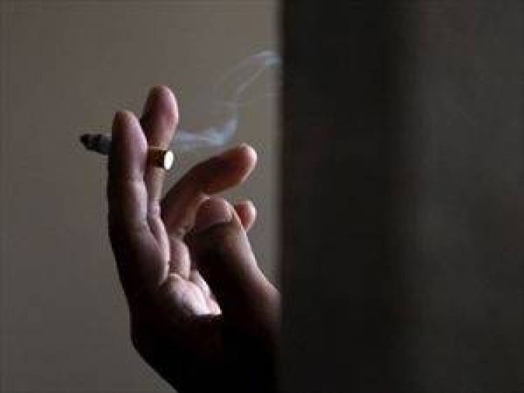 &Gamma;&iota;&alpha;&tau;ί ό&tau;&alpha;&nu; &sigma;&tau;&alpha;&mu;&alpha;&tau;ά&mu;&epsilon; &tau;&omicron; &kappa;ά&pi;&nu;&iota;&sigma;&mu;&alpha; &pi;&alpha;&chi;&alpha;ί&nu;&omicron;&upsilon;&mu;&epsilon;