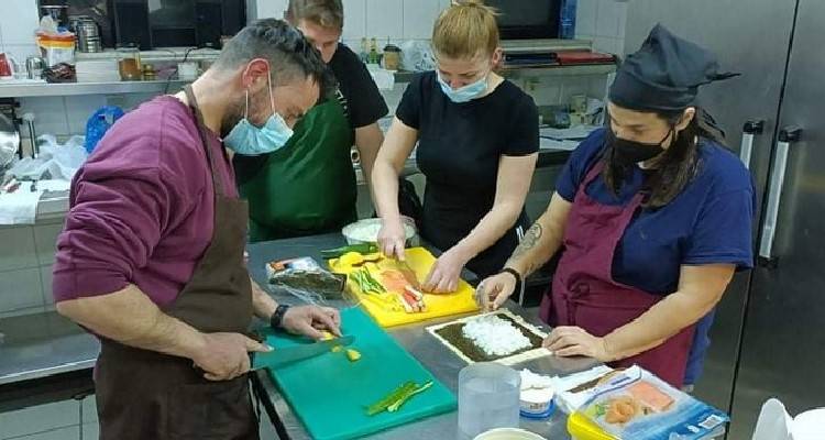 &Lambda;ή&mu;&nu;&omicron;&sigmaf;: &Kappa;&alpha;&iota; sushi &alpha;&pi;ό &tau;&omicron;&upsilon;&sigmaf; &sigma;&pi;&omicron;&upsilon;&delta;&alpha;&sigma;&tau;έ&sigmaf; &tau;&omicron;&upsilon; &Delta;.&Iota;&Epsilon;&Kappa; &Lambda;ή&mu;&nu;&omicron;&upsilon;