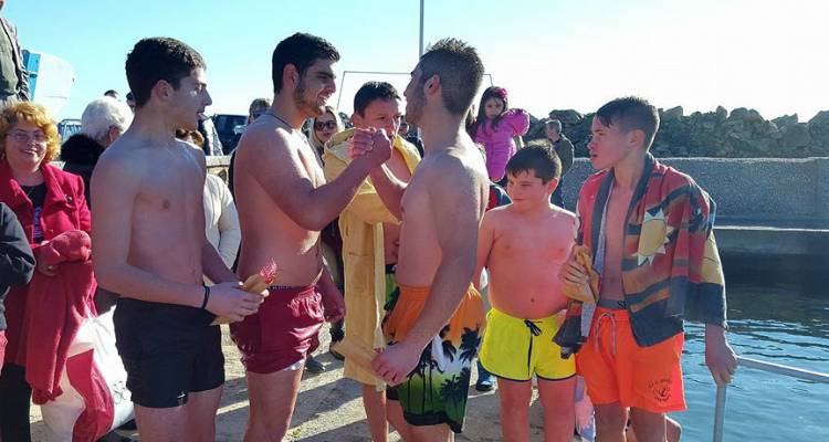 Έ&xi;&iota; &alpha;&gamma;ό&rho;&iota;&alpha; &beta;&omicron;ύ&tau;&eta;&xi;&alpha;&nu; &gamma;&iota;&alpha; &tau;&omicron;&nu; &Sigma;&tau;&alpha;&upsilon;&rho;ό &sigma;&tau;&omicron; &Theta;ά&nu;&omicron;&sigmaf; (photos &amp; video)