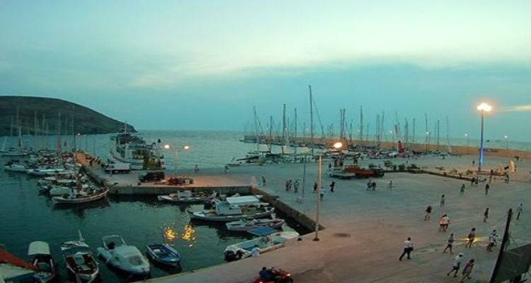 &laquo;&Epsilon;&nu; &pi;&lambda;&omega;&raquo; &upsilon;&pi;&omicron;&delta;έ&chi;&theta;&eta;&kappa;&epsilon; &tau;&alpha; &sigma;&kappa;ά&phi;&eta; &tau;&eta;&sigmaf; Aegean Regatta &eta; &delta;ή&mu;&alpha;&rho;&chi;&omicron;&sigmaf; &Alpha;&gamma;ί&omicron;&upsilon; &Epsilon;&upsilon;&sigma;&tau;&rho;&alpha;&tau;ί&omicron;&upsilon; (photos)