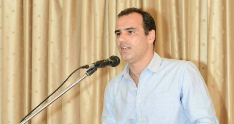 &laquo;&Pi;&rho;ώ&tau;&epsilon;&sigmaf; &Beta;&omicron;ή&theta;&epsilon;&iota;&epsilon;&sigmaf;&raquo;: &Omicron;&mu;&iota;&lambda;ί&alpha; &tau;&omicron;&upsilon; &iota;&alpha;&tau;&rho;&omicron;ύ &Theta;&omega;&mu;ά &Lambda;&omicron;ύ&kappa;&alpha; &sigma;&tau;&alpha; &Lambda;ύ&chi;&nu;&alpha;