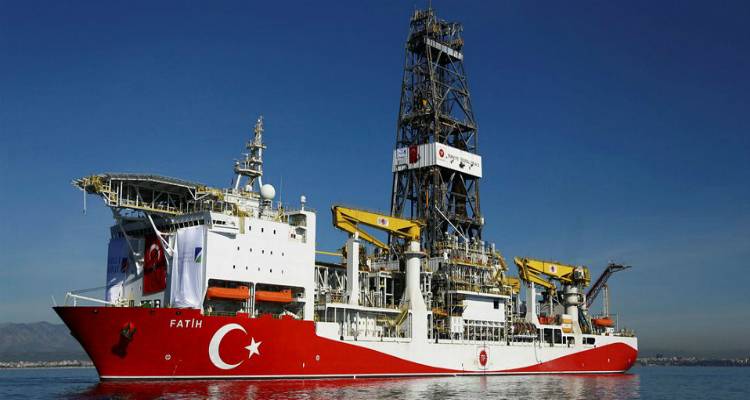 &Mu;&epsilon; &laquo;&pi;ά&gamma;&omega;&mu;&alpha;&raquo; &tau;&omega;&nu; &delta;&iota;&alpha;&pi;&rho;&alpha;&gamma;&mu;&alpha;&tau;&epsilon;ύ&sigma;&epsilon;&omega;&nu; &gamma;&iota;&alpha; &tau;&eta;&nu; &tau;&epsilon;&lambda;&omega;&nu;&epsilon;&iota;&alpha;&kappa;ή έ&nu;&omega;&sigma;&eta; &alpha;&pi;&epsilon;&iota;&lambda;&epsilon;ί &tau;&eta;&nu; &Tau;&omicron;&upsilon;&rho;&kappa;ί&alpha; &eta; &Epsilon;&Epsilon;