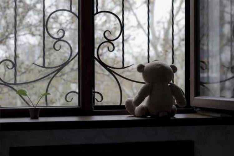 &Sigma;&kappa;ό&tau;&omega;&sigma;&alpha;&nu; &kappa;&alpha;&tau;ά &tau;&eta; &delta;&iota;ά&rho;&kappa;&epsilon;&iota;&alpha; &laquo;&tau;&iota;&mu;&omega;&rho;ί&alpha;&sigmaf;&raquo; &tau;&omicron; 4&mu;&eta;&nu;&omicron; &pi;&alpha;&iota;&delta;ά&kappa;&iota; &tau;&omicron;&upsilon;&sigmaf; &kappa;&alpha;&iota; &sigma;&kappa;&eta;&nu;&omicron;&theta;έ&tau;&eta;&sigma;&alpha;&nu; &alpha;&pi;&alpha;&gamma;&omega;&gamma;ή