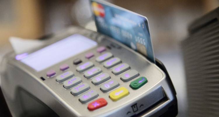 Το ΥΠΟΙΚ χτυπάει τη φοροδιαφυγή: Το σχέδιο για τις υποχρεωτικές αγορές με κάρτες