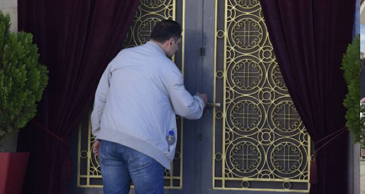 Επεισοδιακό Πάσχα: Χρυσαυγίτες συγκρούστηκαν με ΜΑΤ, «αντάρτικο» ιερέων, ουρές πιστών σε εκκλησίες