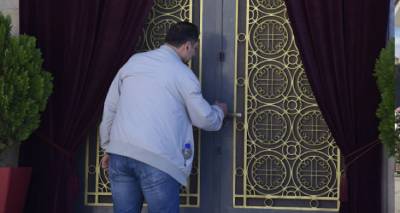 &Epsilon;&pi;&epsilon;&iota;&sigma;&omicron;&delta;&iota;&alpha;&kappa;ό &Pi;ά&sigma;&chi;&alpha;: &Chi;&rho;&upsilon;&sigma;&alpha;&upsilon;&gamma;ί&tau;&epsilon;&sigmaf; &sigma;&upsilon;&gamma;&kappa;&rho;&omicron;ύ&sigma;&tau;&eta;&kappa;&alpha;&nu; &mu;&epsilon; &Mu;&Alpha;&Tau;, &laquo;&alpha;&nu;&tau;ά&rho;&tau;&iota;&kappa;&omicron;&raquo; &iota;&epsilon;&rho;έ&omega;&nu;, &omicron;&upsilon;&rho;έ&sigmaf; &pi;&iota;&sigma;&tau;ώ&nu; &sigma;&epsilon; &epsilon;&kappa;&kappa;&lambda;&eta;&sigma;ί&epsilon;&sigmaf;
