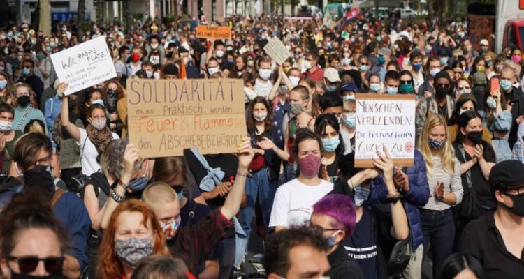 &Gamma;&epsilon;&rho;&mu;&alpha;&nu;ί&alpha;: &Chi;&iota;&lambda;&iota;ά&delta;&epsilon;&sigmaf; &delta;&iota;&alpha;&delta;&eta;&lambda;&omega;&tau;έ&sigmaf; &sigma;&tau;&omicron;&upsilon;&sigmaf; &delta;&rho;ό&mu;&omicron;&upsilon;&sigmaf; &tau;&omicron;&upsilon; &Beta;&epsilon;&rho;&omicron;&lambda;ί&nu;&omicron;&upsilon; &gamma;&iota;&alpha; &tau;&omicron;&upsilon;&sigmaf; &alpha;&iota;&tau;&omicron;ύ&nu;&tau;&epsilon;&sigmaf; ά&sigma;&upsilon;&lambda;&omicron; &alpha;&pi;ό &tau;&eta;&nu; &Lambda;έ&sigma;&beta;&omicron;