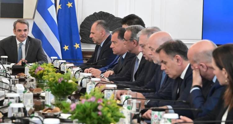 &Pi;ώ&sigmaf; &laquo;&delta;&iota;&alpha;&beta;ά&zeta;&epsilon;&iota;&raquo; &eta; &Epsilon;&lambda;&lambda;ά&delta;&alpha; &tau;&iota;&sigmaf; &gamma;&epsilon;&omega;&pi;&omicron;&lambda;&iota;&tau;&iota;&kappa;έ&sigmaf; &epsilon;&xi;&epsilon;&lambda;ί&xi;&epsilon;&iota;&sigmaf;:  &Tau;&omicron; &mu;ή&nu;&upsilon;&mu;&alpha; &epsilon;&upsilon;&rho;&omega;&pi;&alpha;ϊ&kappa;ή&sigmaf; &alpha;&phi;ύ&pi;&nu;&iota;&sigma;&eta;&sigmaf;, &eta; &alpha;&nu;&eta;&sigma;&upsilon;&chi;ί&alpha; &gamma;&iota;&alpha; &tau;&eta;&nu; &Omicron;&upsilon;&kappa;&rho;&alpha;&nu;ί&alpha; &kappa;&alpha;&iota; &omicron;&iota; &alpha;&pi;&omicron;&phi;ά&sigma;&epsilon;&iota;&sigmaf; &gamma;&iota;&alpha; &tau;&eta;&nu; ά&mu;&upsilon;&nu;&alpha;