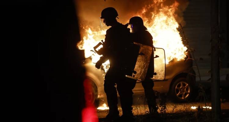 &Omicron; &Mu;&alpha;&kappa;&rho;ό&nu; &pi;&iota;έ&zeta;&epsilon;&iota; &gamma;&iota;&alpha; &tau;&epsilon;&rho;&mu;&alpha;&tau;&iota;&sigma;&mu;ό &tau;&eta;&sigmaf; &beta;ί&alpha;&sigmaf; &pi;&omicron;&upsilon; &delta;&omicron;&kappa;&iota;&mu;ά&zeta;&epsilon;&iota; &tau;&eta;&nu; &epsilon;&xi;&omicron;&upsilon;&sigma;ί&alpha; &tau;&omicron;&upsilon; -&Pi;&iota;&omicron; ή&rho;&epsilon;&mu;&eta; &eta; &nu;ύ&chi;&tau;&alpha; &sigma;&tau;&eta; &Gamma;&alpha;&lambda;&lambda;ί&alpha;