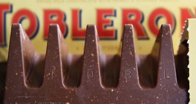 &laquo;Ό&chi;&iota; &pi;&iota;&alpha; &epsilon;&lambda;&beta;&epsilon;&tau;&iota;&kappa;ή&raquo;: &Eta; Toblerone &chi;ά&nu;&epsilon;&iota; &tau;&omicron; &epsilon;&mu;&beta;&lambda;&eta;&mu;&alpha;&tau;&iota;&kappa;ό &Mu;ά&tau;&epsilon;&rho;&chi;&omicron;&rho;&nu; &alpha;&pi;ό &tau;&eta; &sigma;&upsilon;&sigma;&kappa;&epsilon;&upsilon;&alpha;&sigma;ί&alpha; &tau;&eta;&sigmaf;