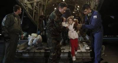 &Sigma;&upsilon;&gamma;&kappa;&iota;&nu;&eta;&tau;&iota;&kappa;έ&sigmaf; &sigma;&tau;&iota;&gamma;&mu;έ&sigmaf; &sigma;&tau;&eta;&nu; &Epsilon;&lambda;&epsilon;&upsilon;&sigma;ί&nu;&alpha; ό&pi;&omicron;&upsilon; έ&phi;&theta;&alpha;&sigma;&epsilon; &tau;&omicron; C-130 &mu;&epsilon; 43 &Epsilon;&lambda;&lambda;&eta;&nu;&epsilon;&sigmaf; &delta;&iota;&alpha;&sigma;&omega;&theta;έ&nu;&tau;&epsilon;&sigmaf; (photos)