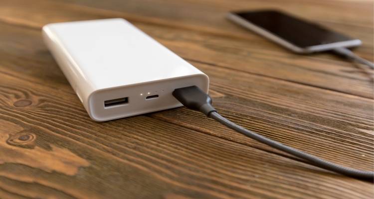 Έ&nu;&alpha; &xi;&epsilon;&chi;&alpha;&sigma;&mu;έ&nu;&omicron; Power Bank &sigma;&tau;&omicron; Blue Star Mykonos &alpha;&nu;&alpha;&zeta;&eta;&tau;ά &tau;&omicron;&nu; &iota;&delta;&iota;&omicron;&kappa;&tau;ή&tau;&eta; &tau;&omicron;&upsilon;