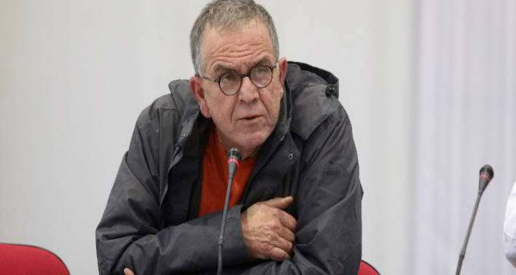 &Sigma;&tau;&eta; &Mu;&upsilon;&tau;&iota;&lambda;ή&nu;&eta; &omicron; &upsilon;&pi;&omicron;&upsilon;&rho;&gamma;ό&sigmaf; &Mu;&epsilon;&tau;&alpha;&nu;&alpha;&sigma;&tau;&epsilon;&upsilon;&tau;&iota;&kappa;ή&sigmaf; &Pi;&omicron;&lambda;&iota;&tau;&iota;&kappa;ή&sigmaf; &Gamma;&iota;ά&nu;&nu;&eta;&sigmaf; &Mu;&omicron;&upsilon;&zeta;ά&lambda;&alpha;&sigmaf;