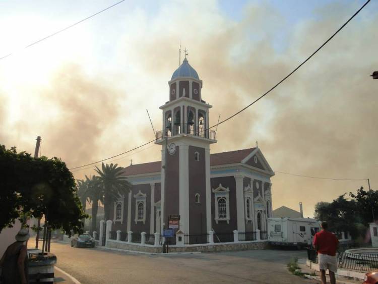 Πύρινη λαίλαπα απειλεί χωριά της Κεφαλλονιάς